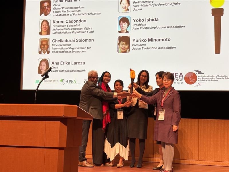 英利外務大臣政務官と大会参加者たちによる壇上での記念撮影