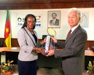 カメルーン・バドミントン連盟会長への供与