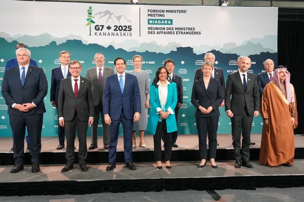 G7外相会合（セッション3）参加者の集合写真