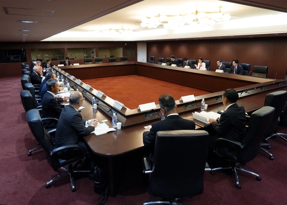 沖縄経済同友会関係者らからの表敬を受ける国光副大臣