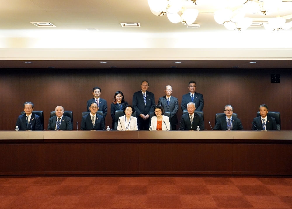 国光副大臣と沖縄経済同友会関係者の集合写真