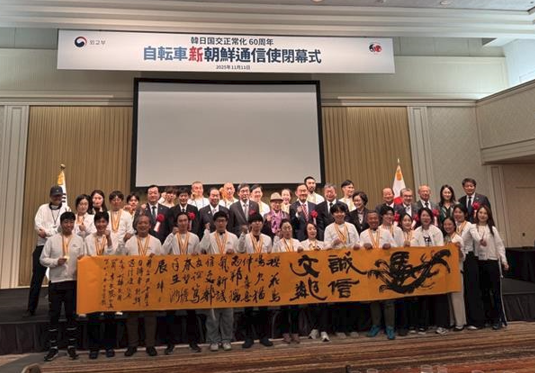 島田政務官と閉幕式出席者との記念撮影