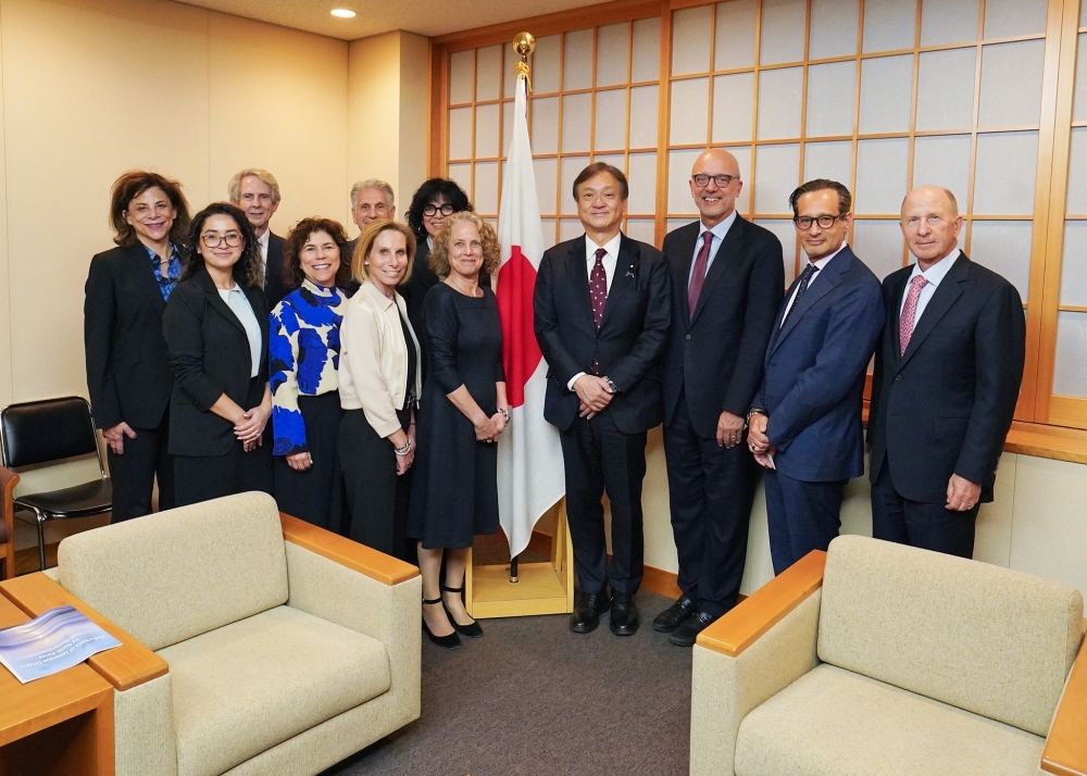 AJC一行と集合写真を撮影する堀井副大臣