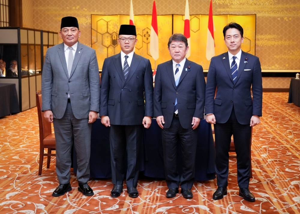 スギオノ・インドネシア共和国外務大臣及びシャフリィ・シャムスディン同国国防大臣と記念撮影する茂木外務大臣及び小泉防衛大臣