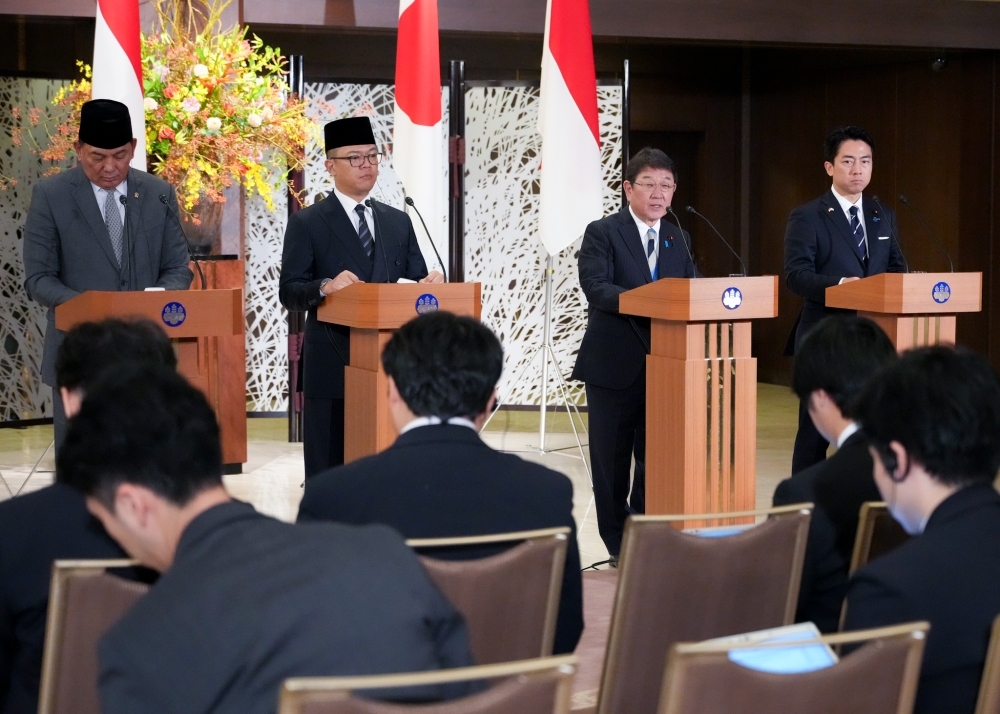 スギオノ・インドネシア共和国外務大臣及びシャフリィ・シャムスディン同国国防大臣と共同記者発表に臨む茂木外務大臣及び小泉防衛大臣