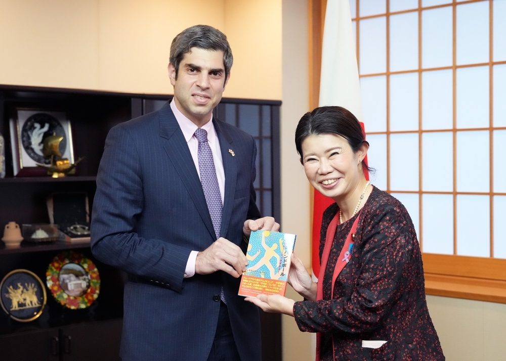 国光副大臣とレジャバ大使駐日ジョージア大使の記念撮影