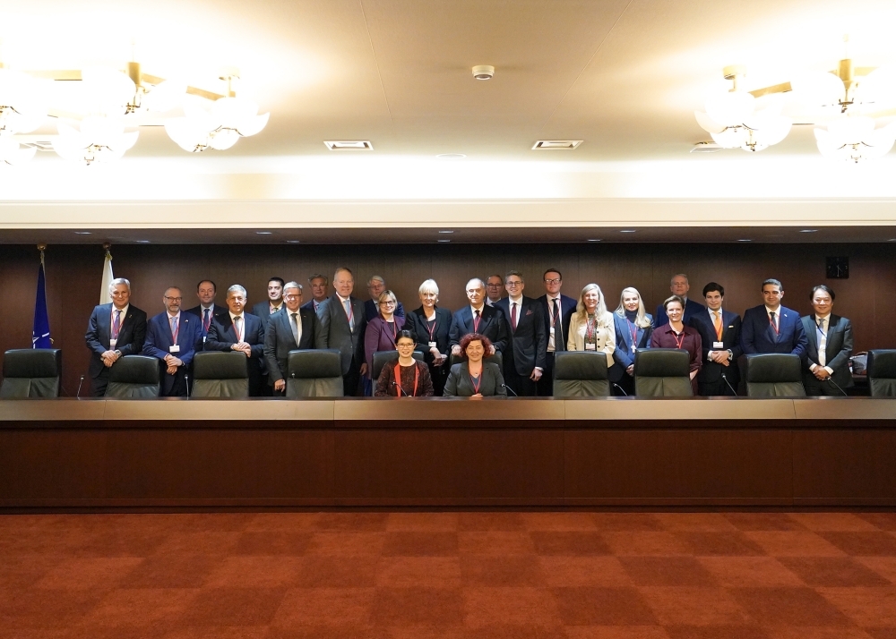 協議参加一行による記念集合写真