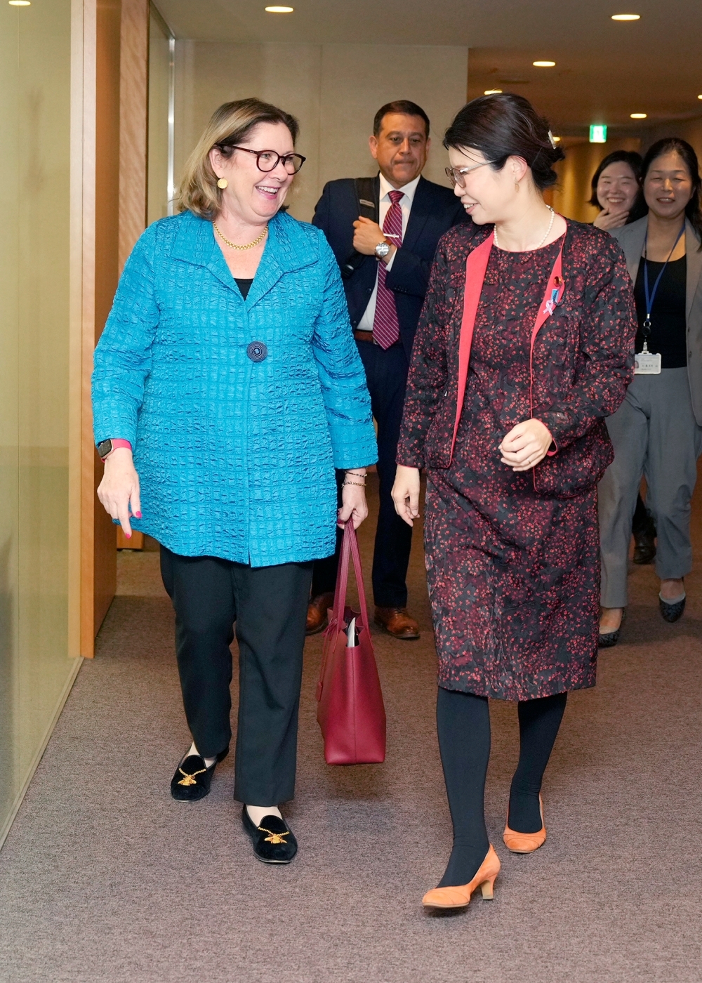 歩きながら懇談する国光外務副大臣とディブル・シナイ半島駐留多国籍部隊・監視団事務局長