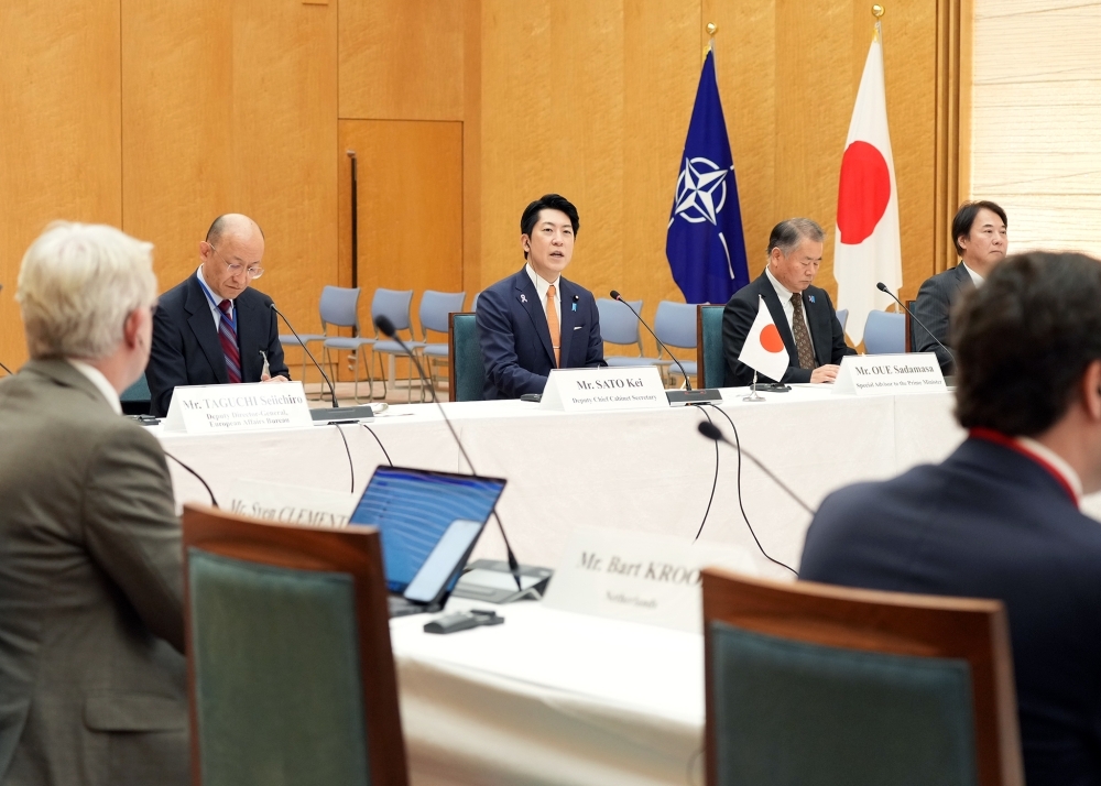 挨拶を行う佐藤内閣官房副長官