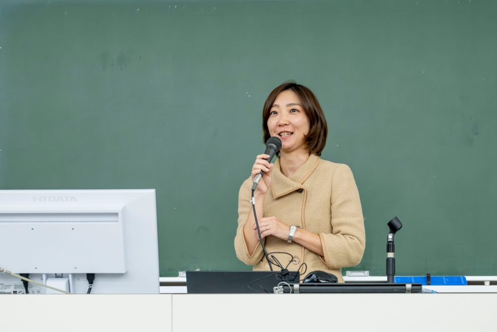 経済局国際貿易課　新井課長補佐の講演の様子