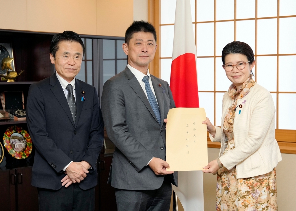 WFP国会議員連盟の高村会長から要望書を手交される国光外務副大臣