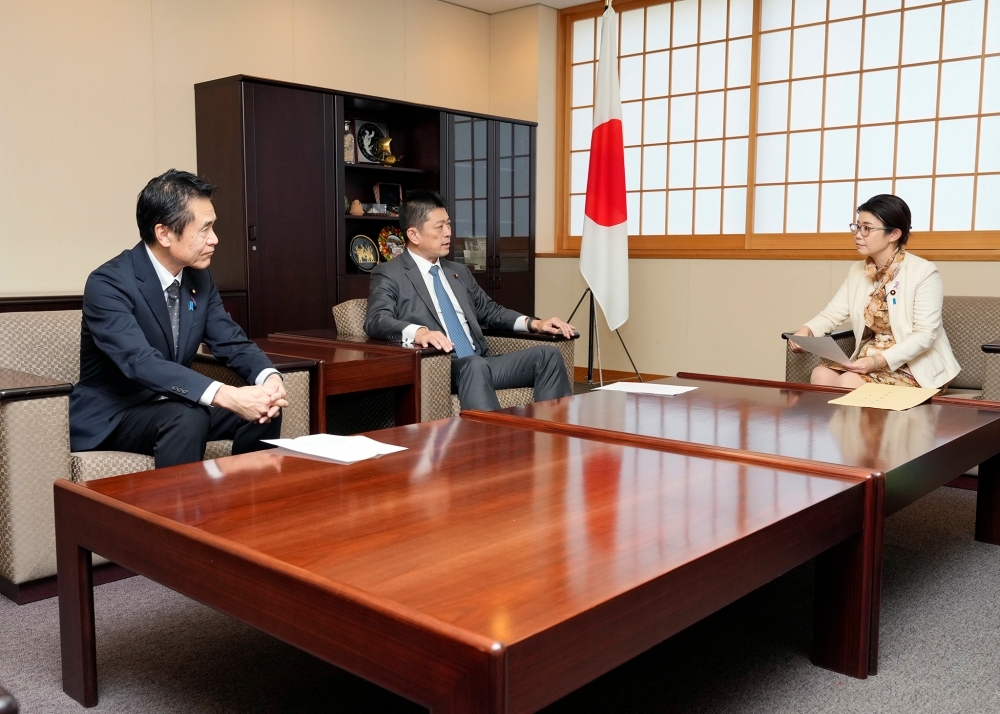 意見交換をする国光外務副大臣とWFP国会議員連盟一行