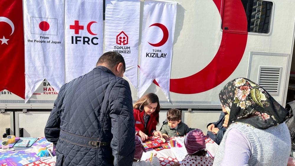 アフガニスタンやウクライナ等からトルコに避難している人々に対するこころのケア活動として、家族向けカウンセリング・子どもの発達支援活動を実施（写真提供：TRC/IFRC）