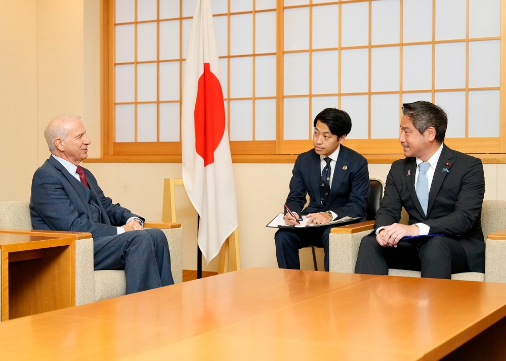意見交換をする大西外務大臣政務官とブフラル駐日モロッコ大使の様子