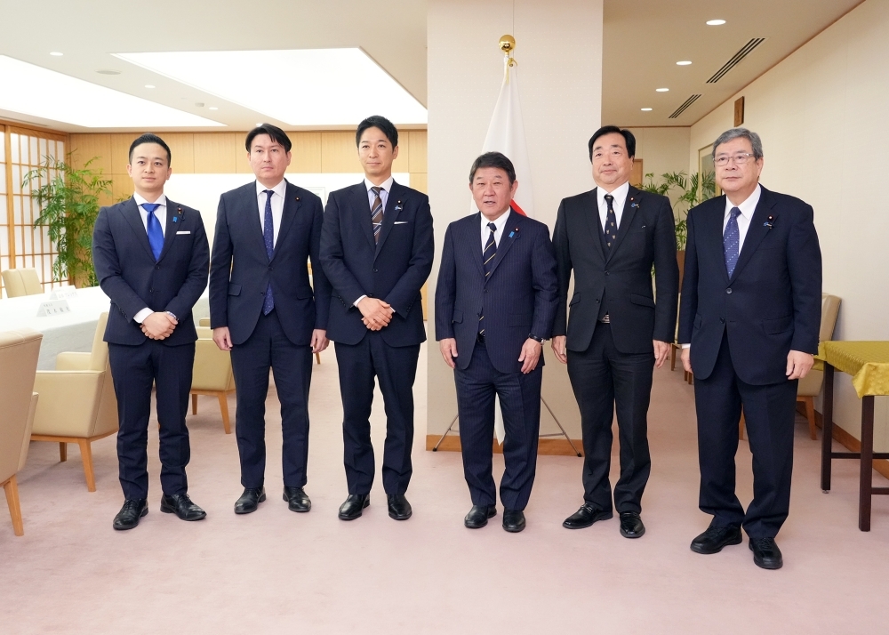 日本維新の会・藤田共同代表、阿部代表幹事長室長らの表敬を受け、写真撮影に応じる茂木外務大臣
