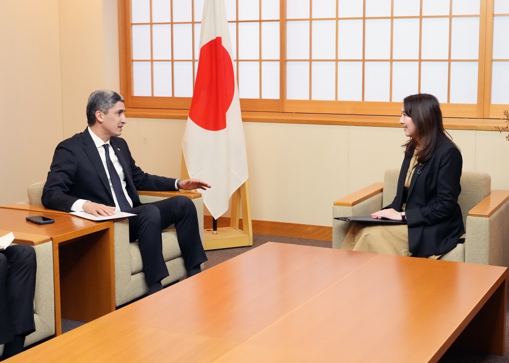 バイラモフ大使と懇談する英利政務官の様子