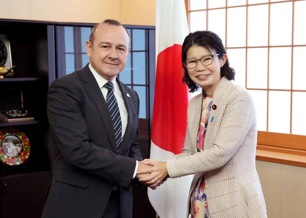 ソラコン大使と握手する国光副大臣