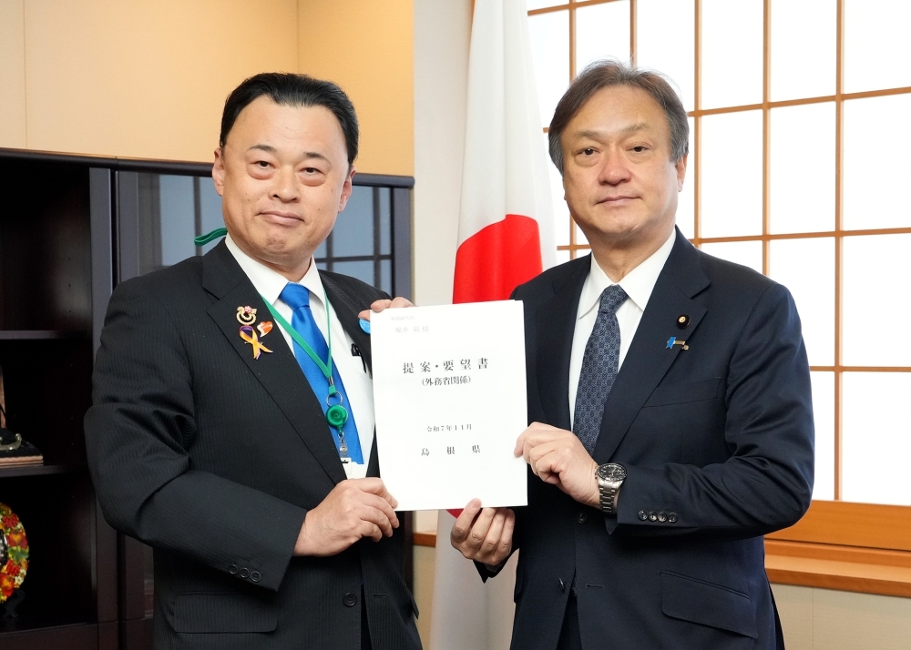 丸山知事から要望書の手交を受ける堀井外務副大臣