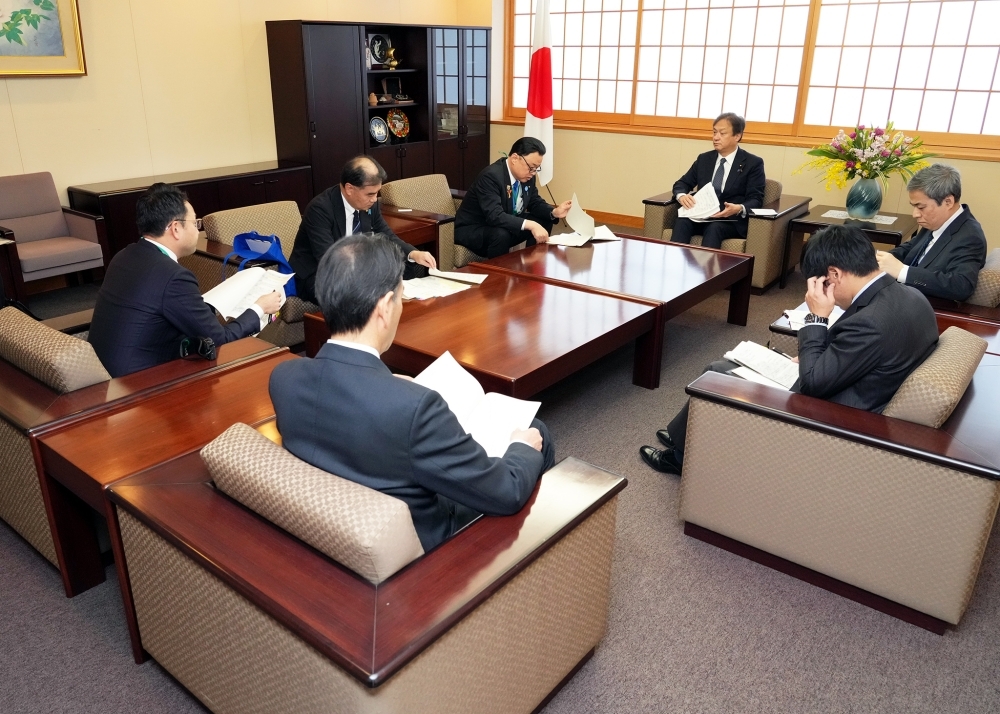 丸山島根県知事一行と懇談する堀井外務副大臣