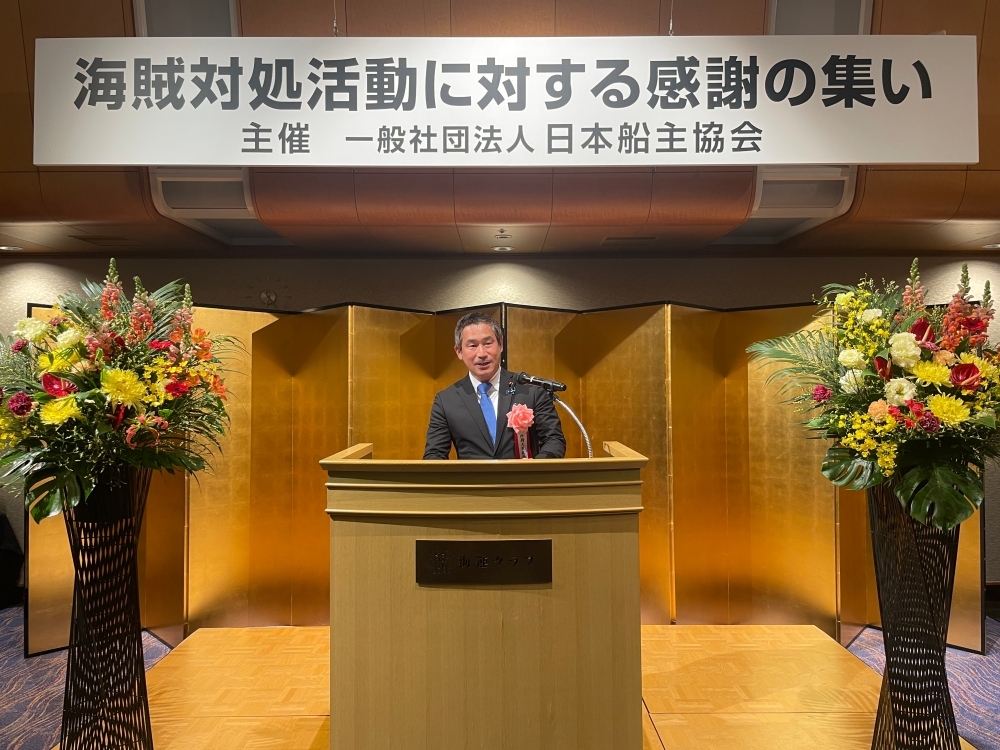 登壇し、挨拶を行う大西政務官