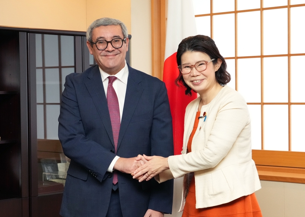 握手する国光外務副大臣とシャッフラ駐日チュニジア大使