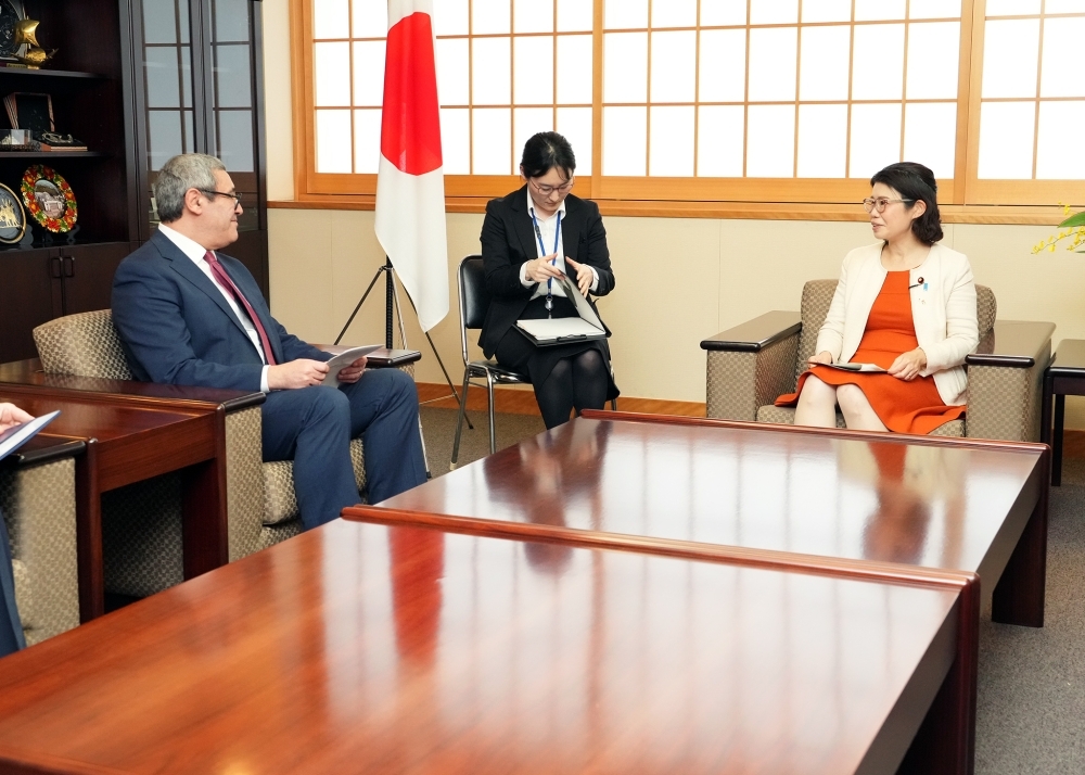 意見交換をする国光外務副大臣とシャッフラ駐日チュニジア大使