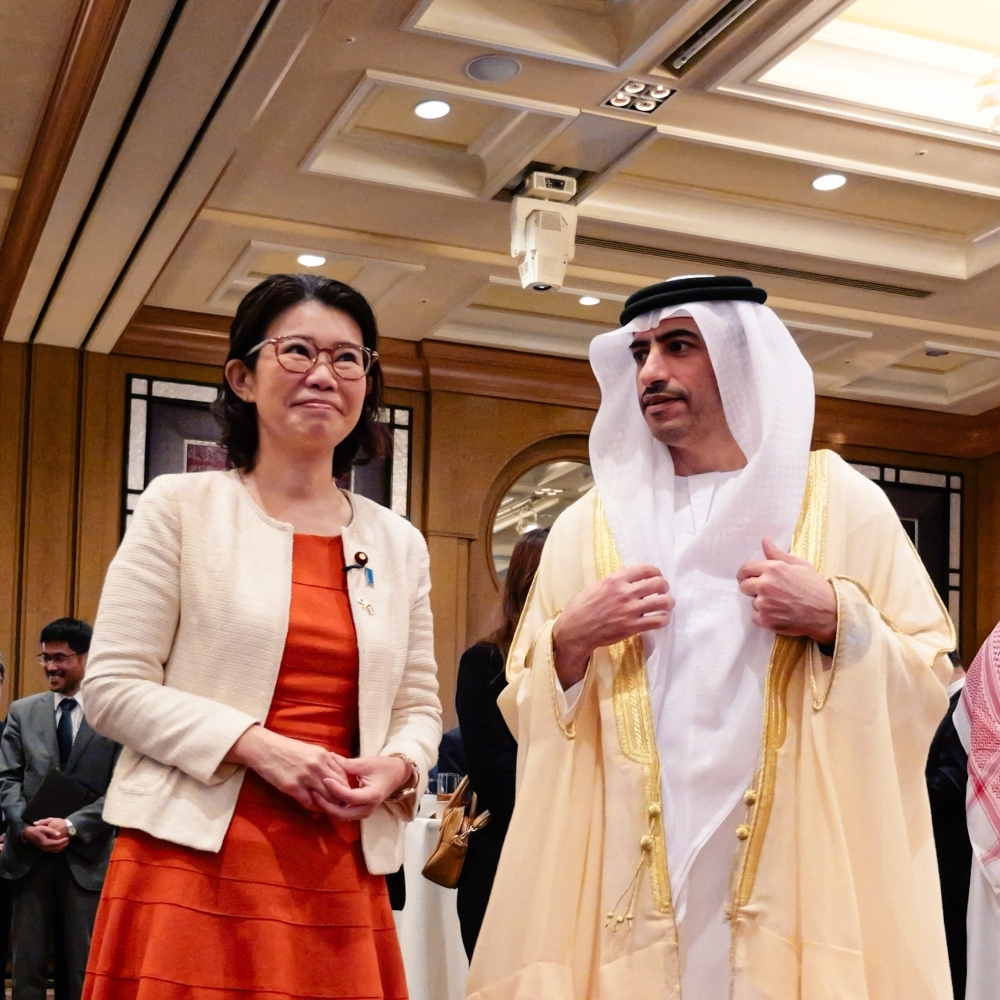 シハーブ・アル・ファヒーム駐日UAE大使と立ち話をする国光外務副大臣