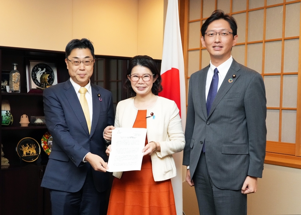 公明党国際保健推進委員会の秋野公造委員長、高橋光男事務局長から提言書を受けとる国光外務副大臣