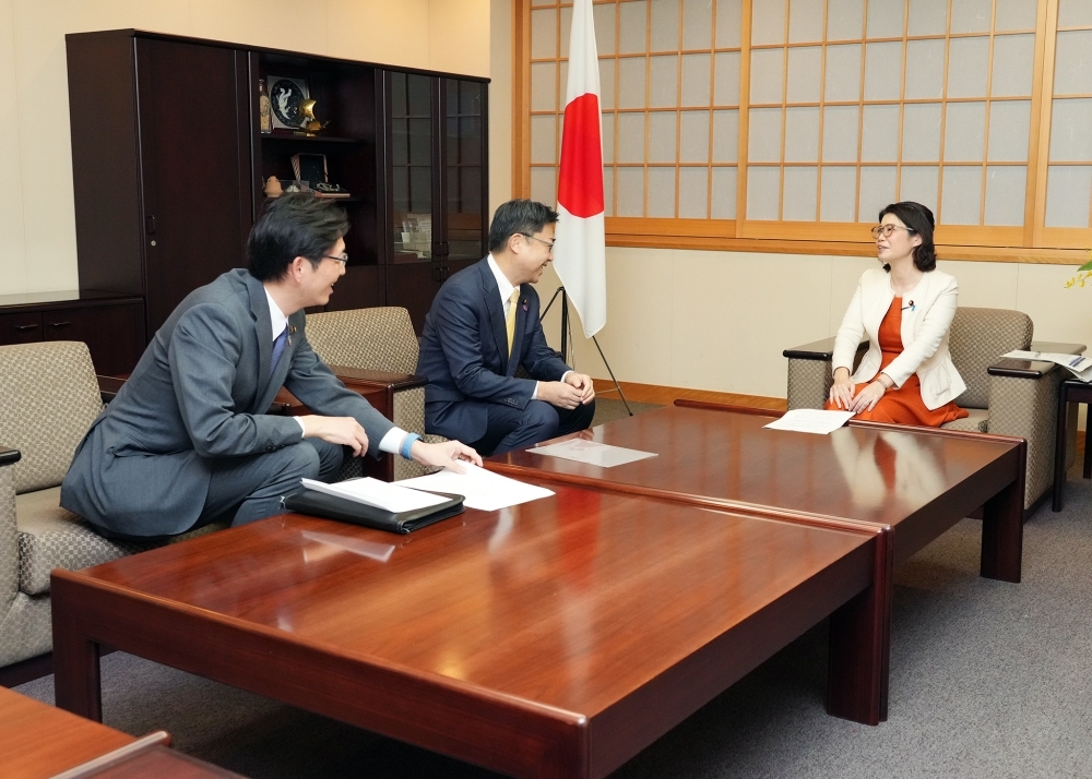 公明党国際保健推進委員会の秋野公造委員長、高橋光男事務局長と会談する国光外務副大臣
