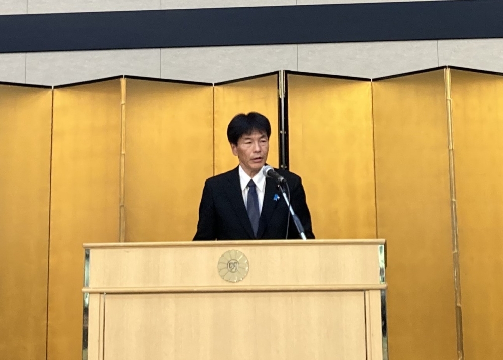 壇上で挨拶する島田外務大臣政務官