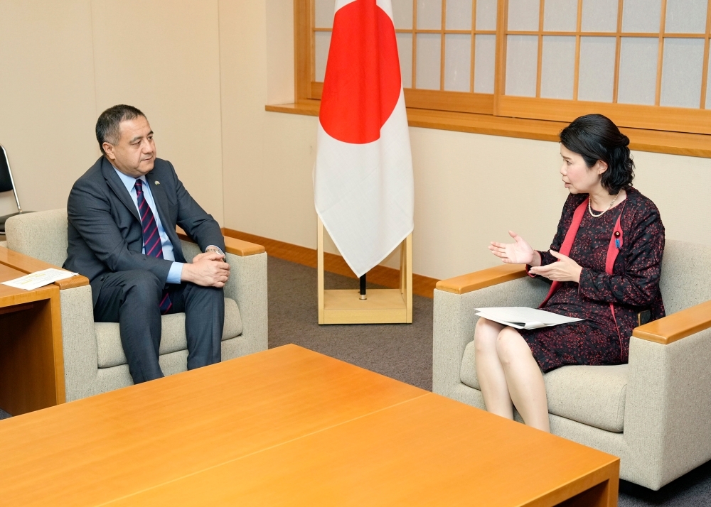 アブドゥラフモノフ大使から表敬を受ける国光副大臣の様子