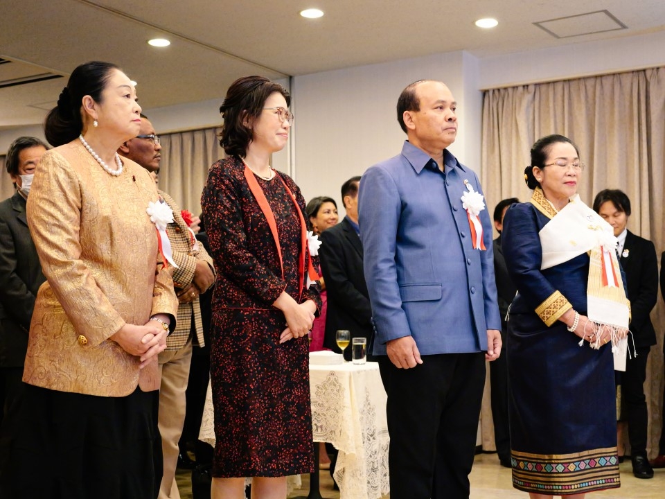 ラオス建国50周年記念レセプションに出席する国光外務副大臣やアンパイ駐日ラオス大使等