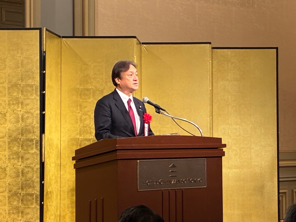 式典で挨拶をする堀井副大臣の様子