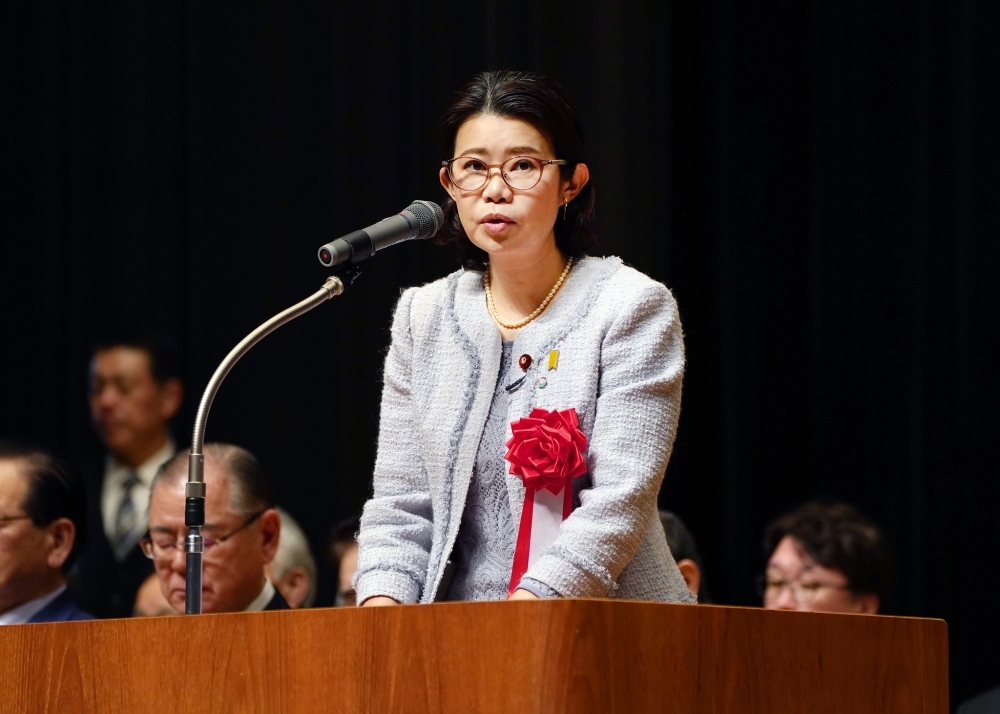 壇上で挨拶する国光あやの外務副大臣