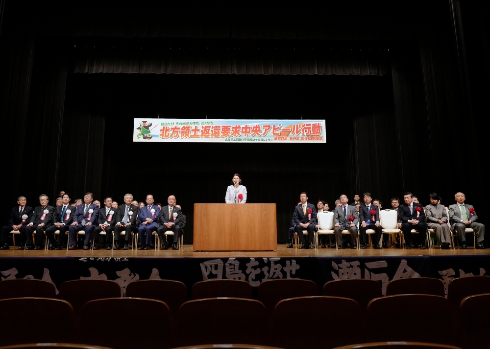 挨拶する国光あやの外務副大臣を含むステージ全体の様子