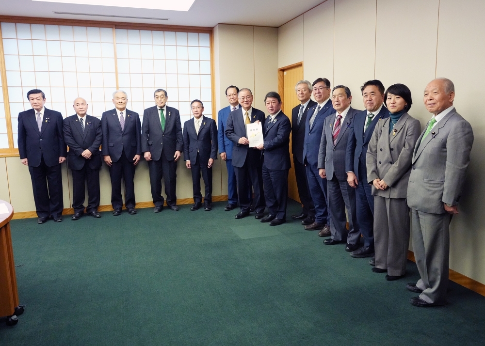 北方領土隣接地域振興対策根室管内市町連絡協議会会長一行による表敬を受ける茂木大臣