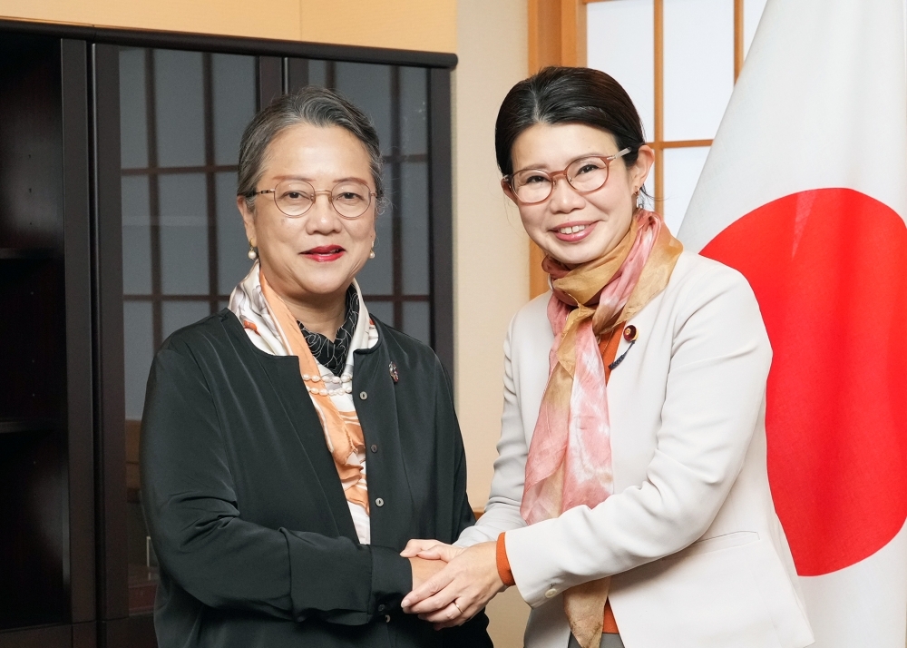 アリシャバナ国連アジア太平洋経済社会委員会（ESCAP）事務局長と握手する国光外務副大臣