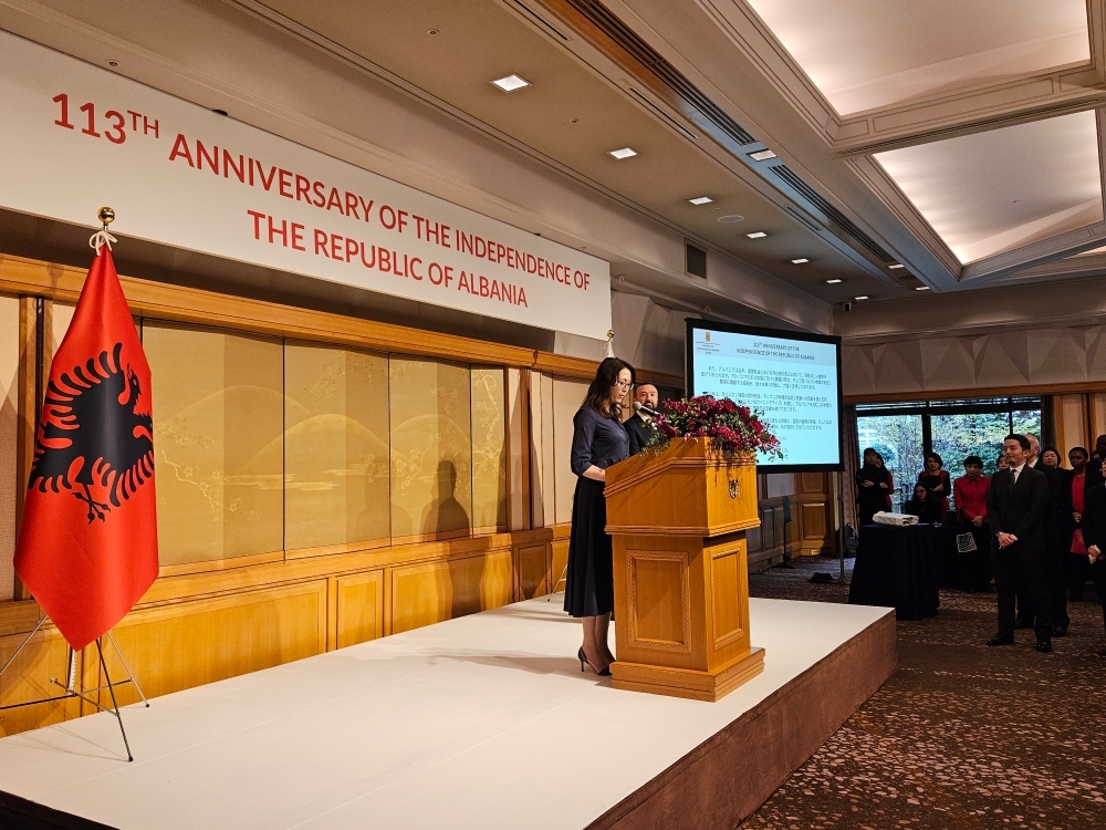 日本政府を代表して挨拶を行う英利政務官