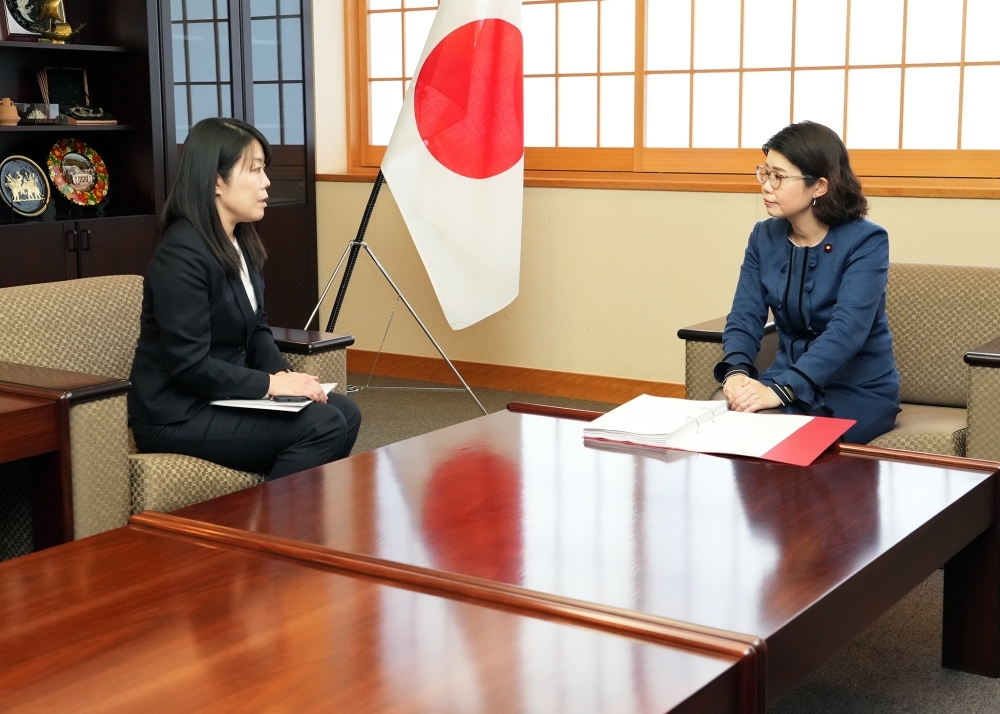 意見交換をする国光外務副大臣と中嶋・国境なき医師団日本会長の様子