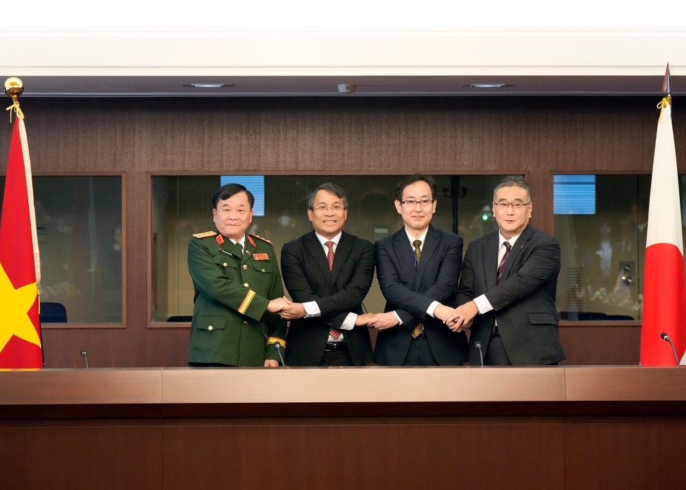 握手をする日越外務・防衛次官級協議の代表者たち