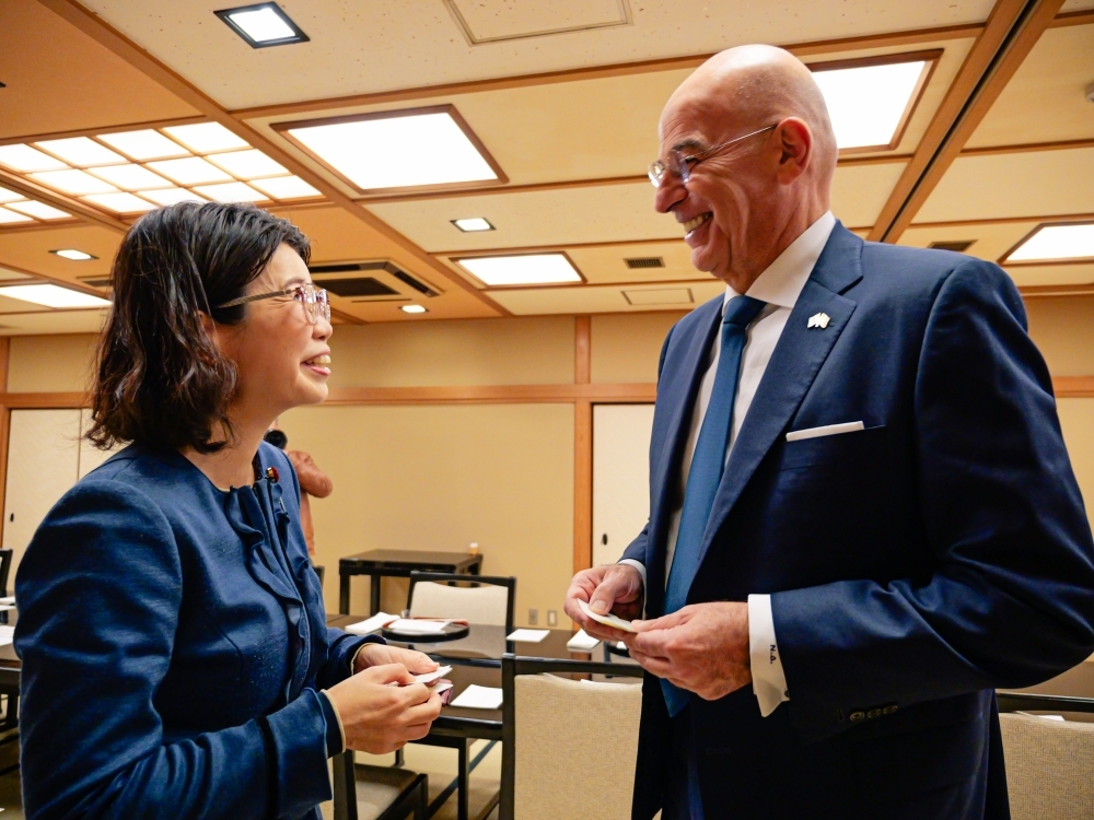 名刺交換を行う国光副大臣とデンディアス大臣