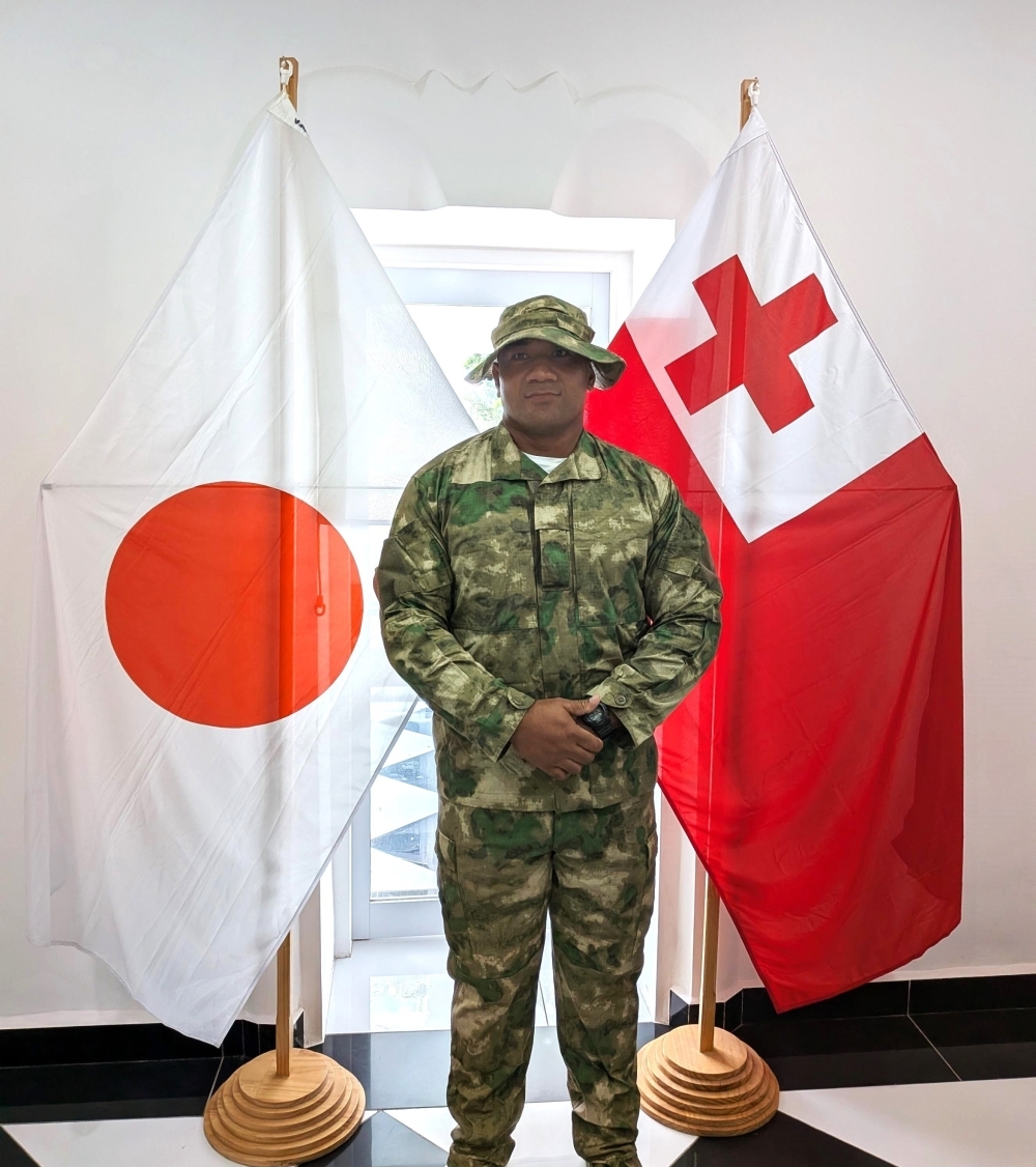 供与された制服を着たトゥポウトア・ウルカララ・トンガ兵