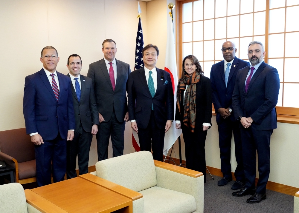 堀井外務副大臣と米国州司法長官連盟一行との集合写真