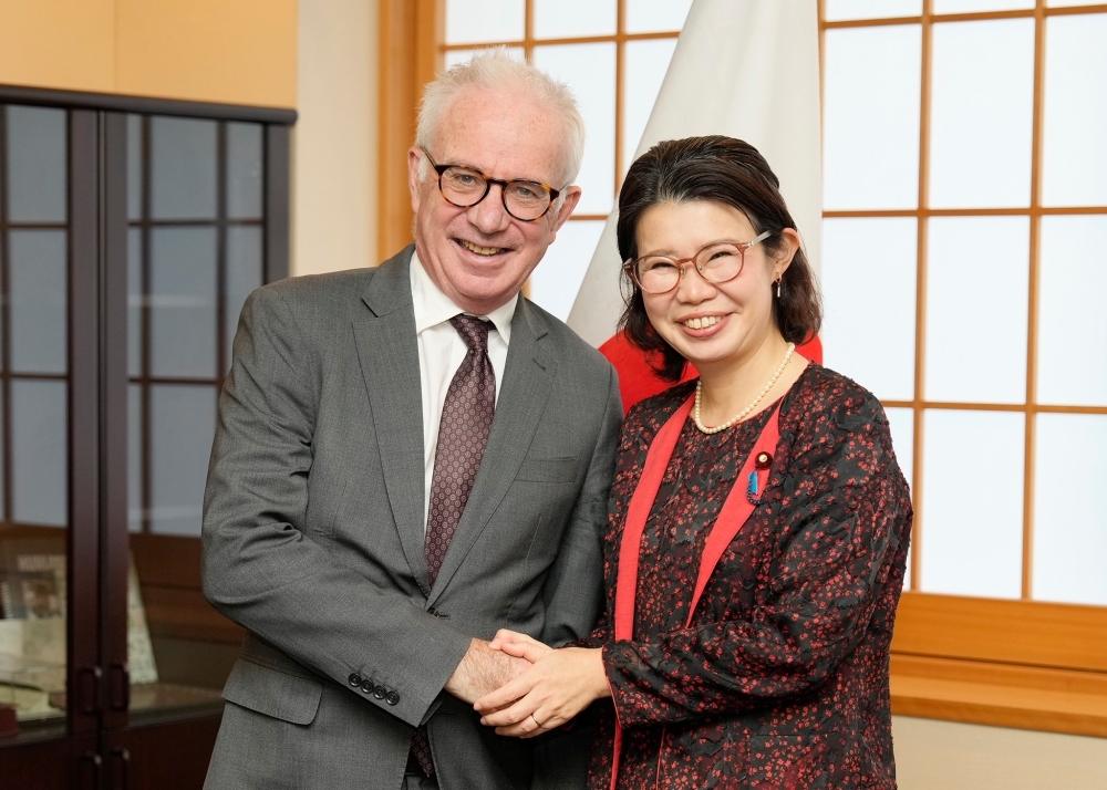 握手をする国光外務副大臣とサンズ・グローバルファンド事務局長