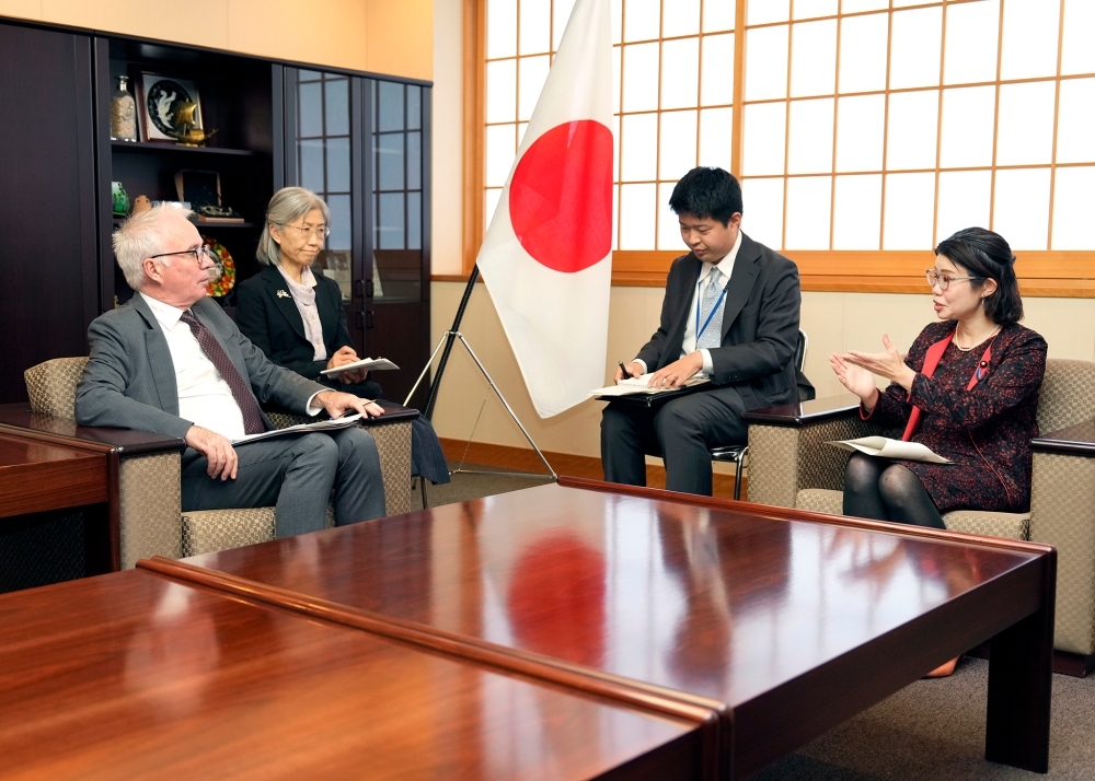 意見交換をする国光外務副大臣とサンズ・グローバルファンド事務局長