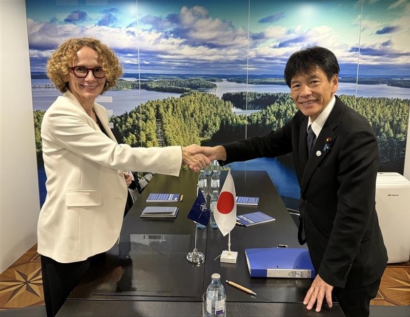 シェケリンスカNATO事務次長と握手する島田政務官