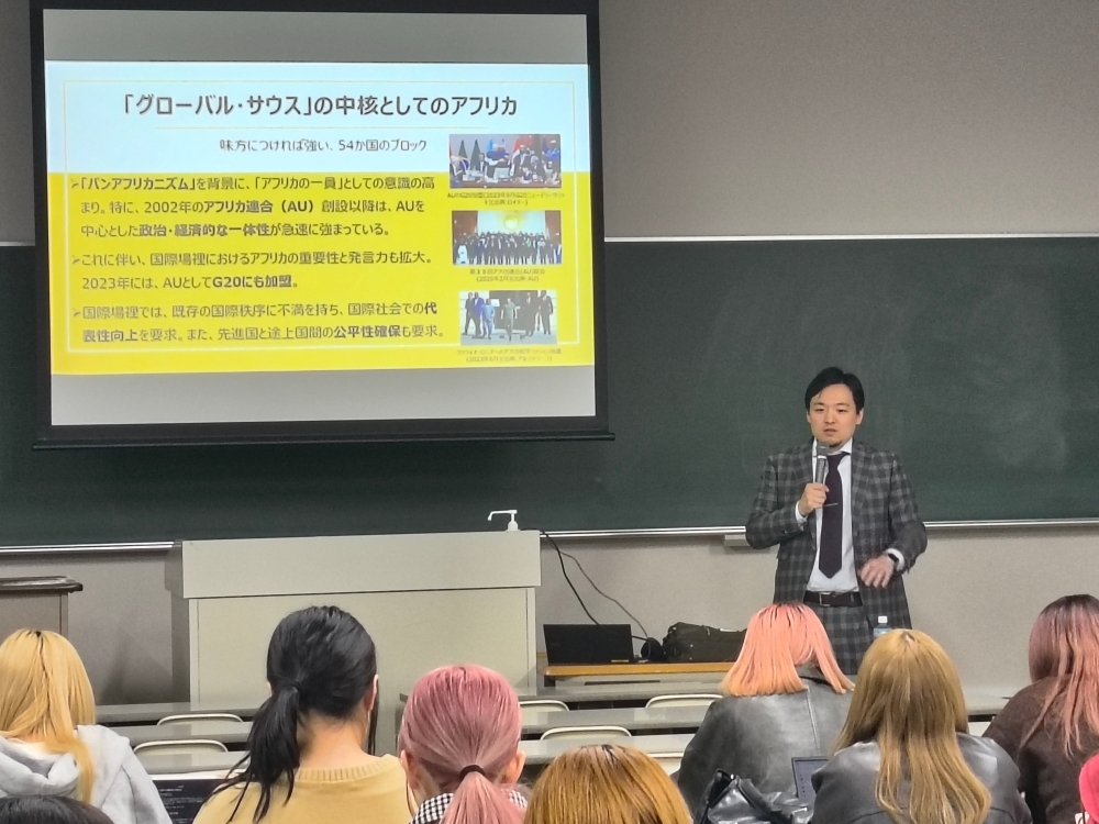 アフリカ部アフリカ第一課大谷課長補佐が、「日本のアフリカ外交、対アフリカ協力とTICAD」をテーマに、具体的な事案の紹介を交えながら講演している様子