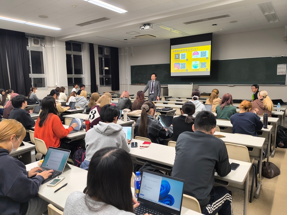 アフリカ部アフリカ第一課大谷課長補佐の講演を聴いている横浜市立大学の学生さんの様子