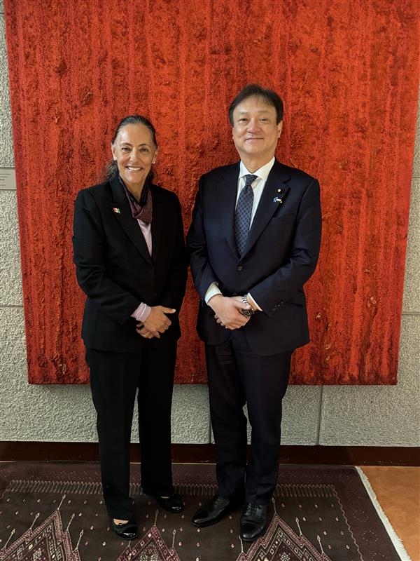 堀井副大臣とプリーア大使の記念撮影