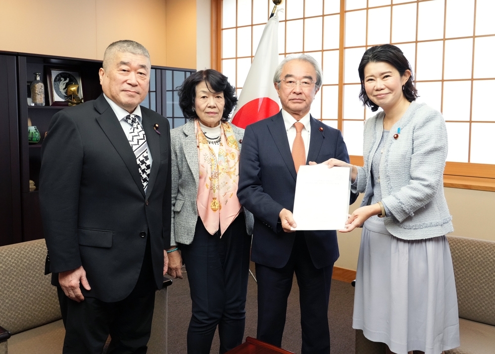超党派人道外交議員連盟から要望書を手交される国光外務副大臣
